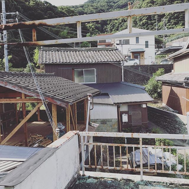 はなれ1階の解体はじめます。#reshimizuura #和歌山 #海南市 #冷水浦 #リノベーション #リノベ #旅する大工 #いとうともひさ #PERSIMMONHILLSarchitects# #designと #友渕貴之 #しまだひろゆき #こもりじゅんぺい
