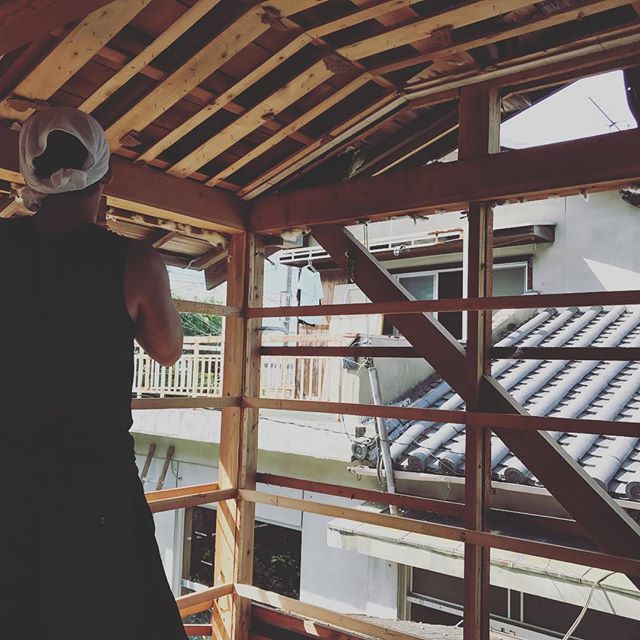 お盆の工事に掛かっています。#reshimizuura #和歌山 #海南市 #冷水浦 #リノベーション #リノベ #旅する大工 #いとうともひさ #PERSIMMONHILLSarchitects# #designと #友渕貴之 #くらますおと #はしもとたくま