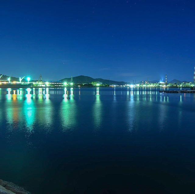 すぎもとこうたによる冷水浦漁港からの夜景写真①︎すぎもとこうた#reshimizuura #和歌山 #海南市 #冷水浦 #リノベーション #リノベ #旅する大工 #いとうともひさ #PERSIMMONHILLSarchitects# #designと #友渕貴之 #すぎもとこうた