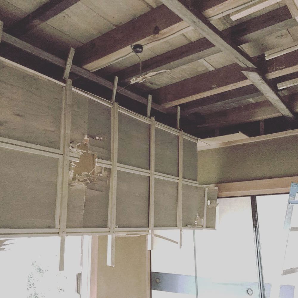 昔の日本の家の天井は僅か3mm程度しかないものが多いです。ここも同じく、戦後の典型的な薄い天井。廃材は薪として保存し、燃料にします。#和歌山 #海南市 #冷水浦 #リノベーション #リノベ #旅する大工 #いとうともひさ #PersimmonHillsArchitects# #デザインと #すぎもとこうた #しまだひろゆき #工事 #天井解体 #駆体