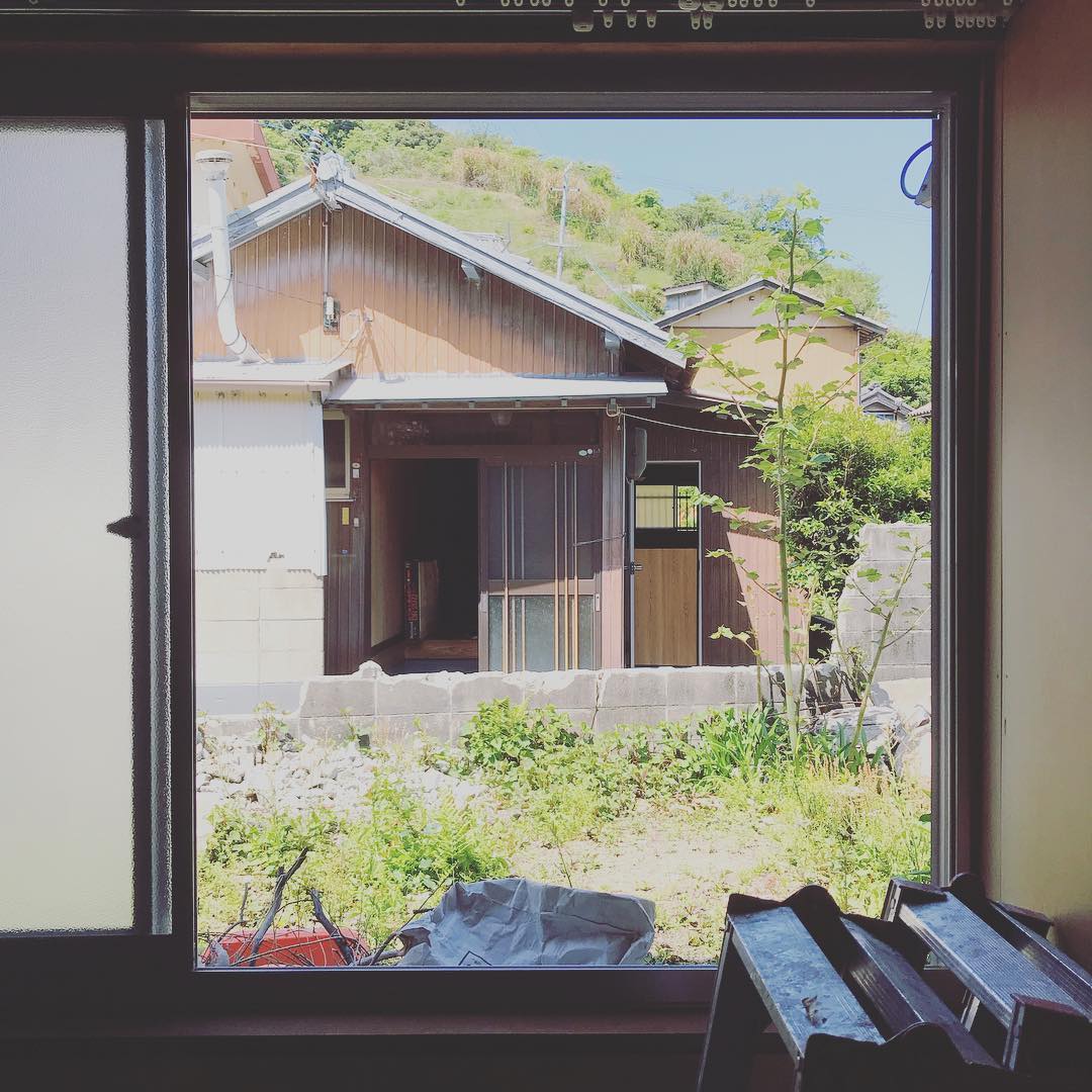 窓から見えるお向かいの家も空き家#reshimizuura #となりの空き家