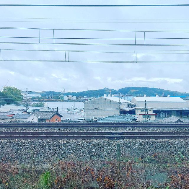 2階の窓からは電車がよく見える。 新宮-京都を結ぶくろしおパンダ号も。  #ReSHIMIZUURA #リシミズ #和歌山 #海南市 #冷水浦 #集落 #漁村集落 #リノベーション #リノベ #旅する大工 #いとうともひさ #だり #地域工房 #omoya日記 #2階からの景色