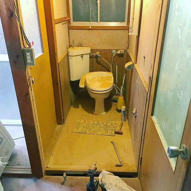 トイレはずします。タンクレストイレに交換。 #ReSHIMIZUURA #リシミズ #和歌山 #海南市 #冷水浦 #集落 #漁村集落 #リノベーション #リノベ #旅する大工 #いとうともひさ #だり #地域工房 #いりたにあきのり